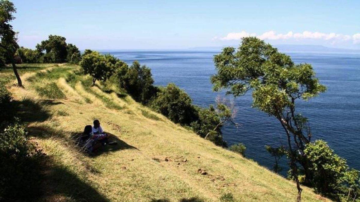 “Yoga di Atas Tebing: Wisatawan Nikmati Sunrise Sambil Meditasi di Bukit Asah, Karangasem”